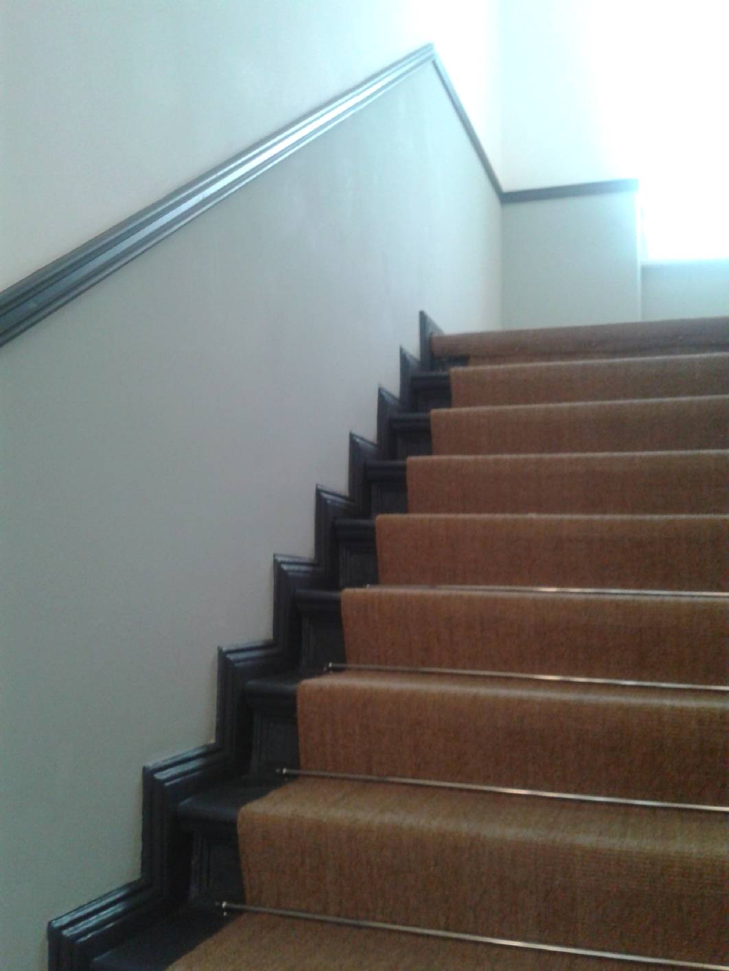 Die Lackier- und Malerarbeiten wurden im Treppenhaus Pappelallee 80 (Berlin) das ursprünglich aus der Gründerzeit stammt von der Firma Norbert Schimpf, Restaurierung und Gestaltung ausgeführt. Meine Mitarbeiter sind gelernte Maler die sich verschieden weitergebildet haben.  So können wir unser Aufgabenbereich über die Malerarbeiten auf alle anfallenden Arbeiten im Treppenhaus erweitern.